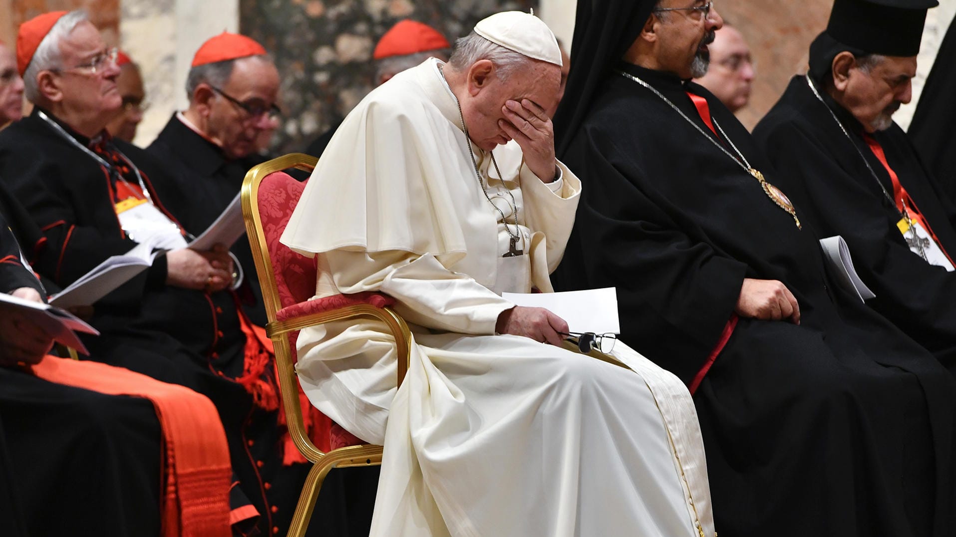 Papst Franziskus beim Bußgottesdienst am dritten Tag des Missbrauchs-Gipfeltreffens der Katholischen Kirche zum Thema Missbrauch teil. Unter einem anderen Kirchenoberhaupt hätte es eine solche Konferenz nicht gegeben, glaubt die internationale Presse.