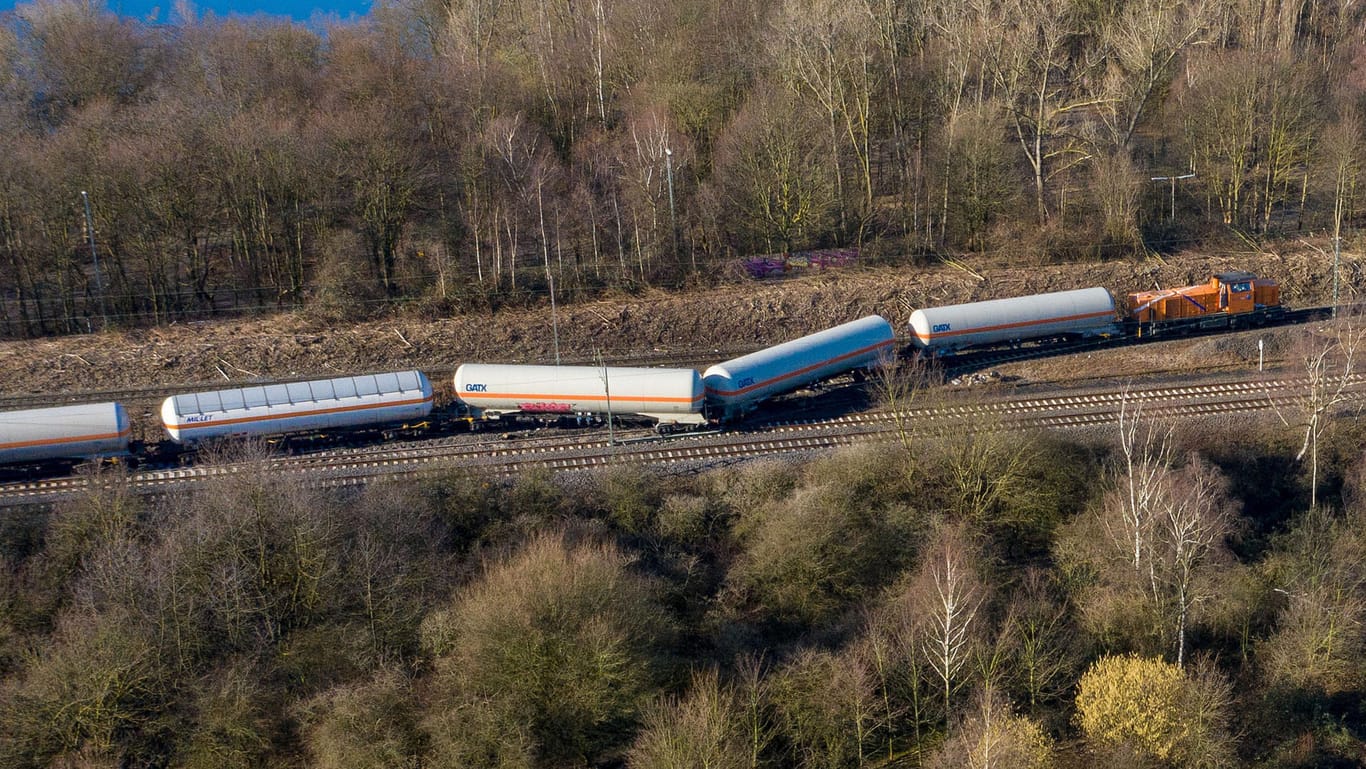 Der Güterzug ist auf einer Bahnstrecke an der Autobahn entgleist: Wenn der Zug geborgen wird, könnte es zu einer erneuten Vollsperrung der A40 kommen.