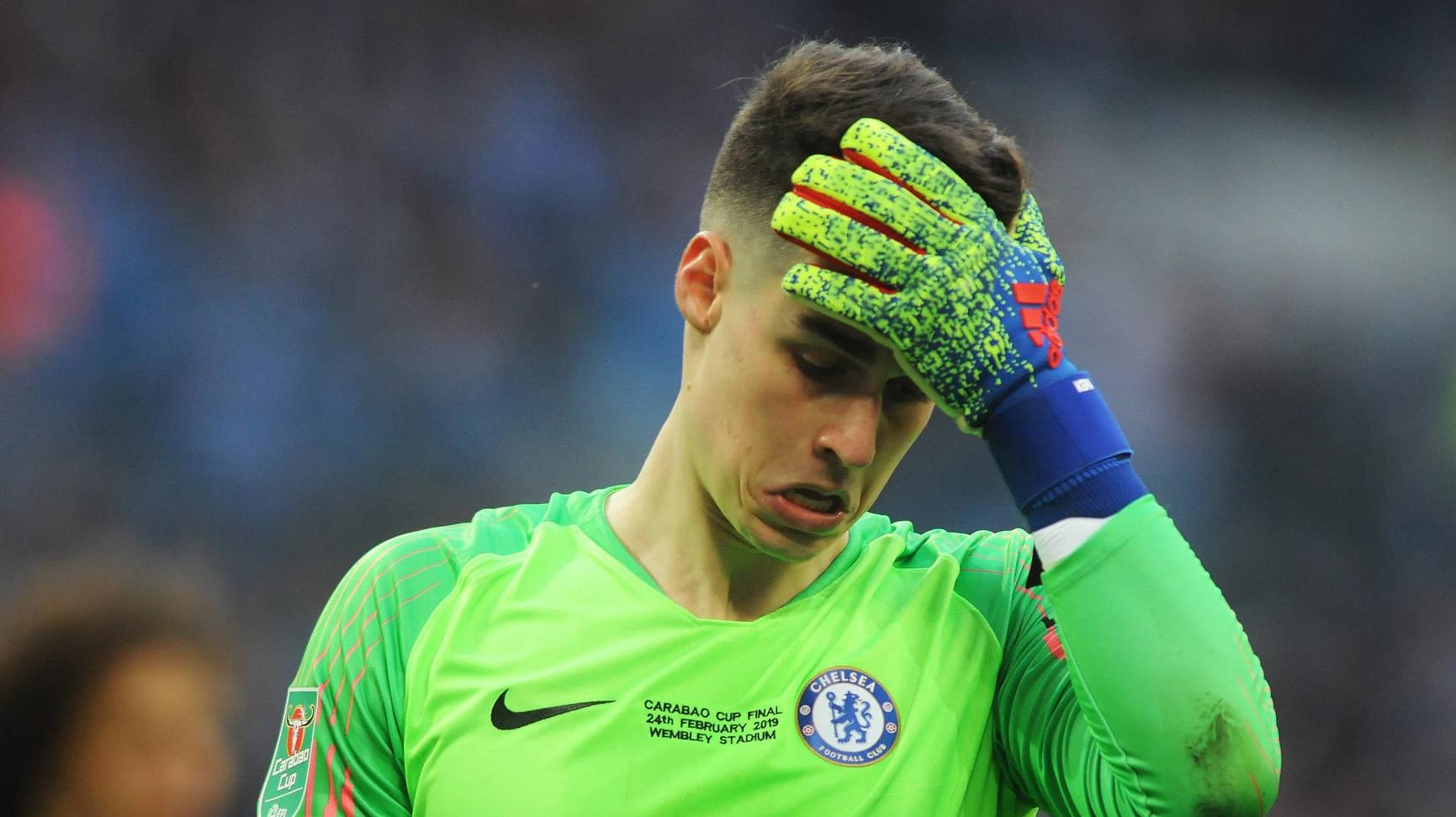 Kepa Arrizabalaga fasst sich an den Kopf: Der Chelsea-Torwart sorgte im Ligapokalfinale für einen Eklat.