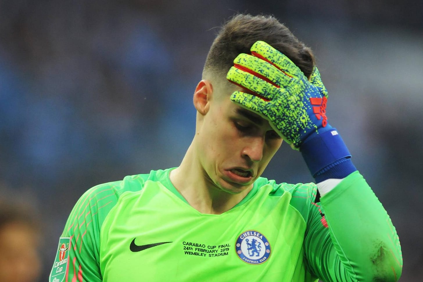 Kepa Arrizabalaga fasst sich an den Kopf: Der Chelsea-Torwart sorgte im Ligapokalfinale für einen Eklat.