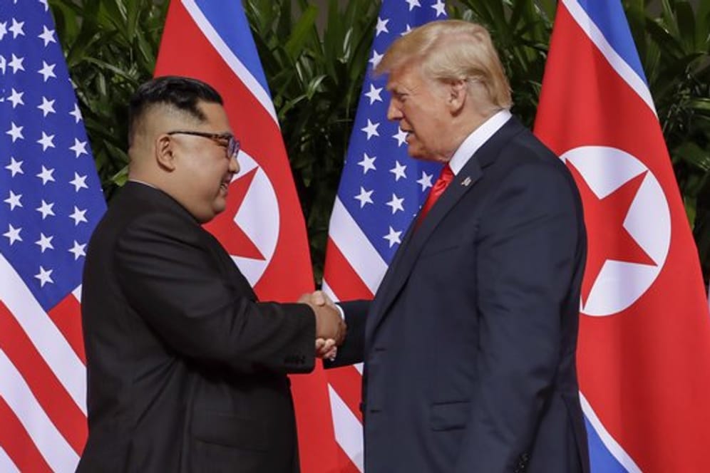 Spektakuläres Treffen - bislang ohne echte Abrüstungsfortschritte: Kim Jong Un und US-Präsident Donald Trump im Juni 2018.