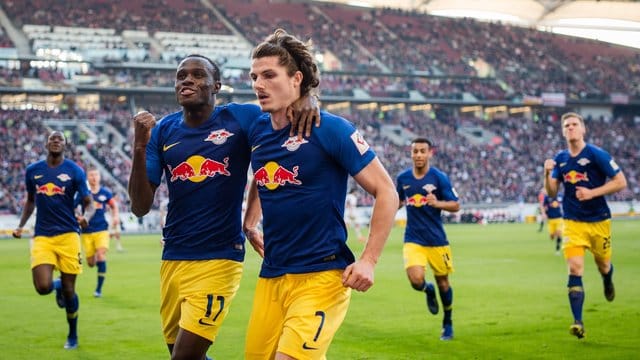 Leipzigs Bruma (l) bejubelt zusammen mit Marcel Sabitzer einen Treffer für RB. Leipzigs Bruma (l) bejubelt zusammen mit Marcel Sabitzer einen Treffer für RB.