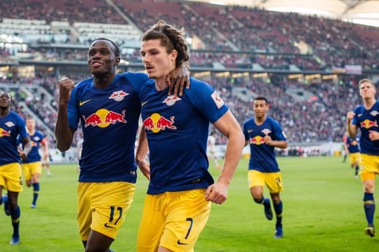 Leipzigs Bruma (l) bejubelt zusammen mit Marcel Sabitzer einen Treffer für RB.