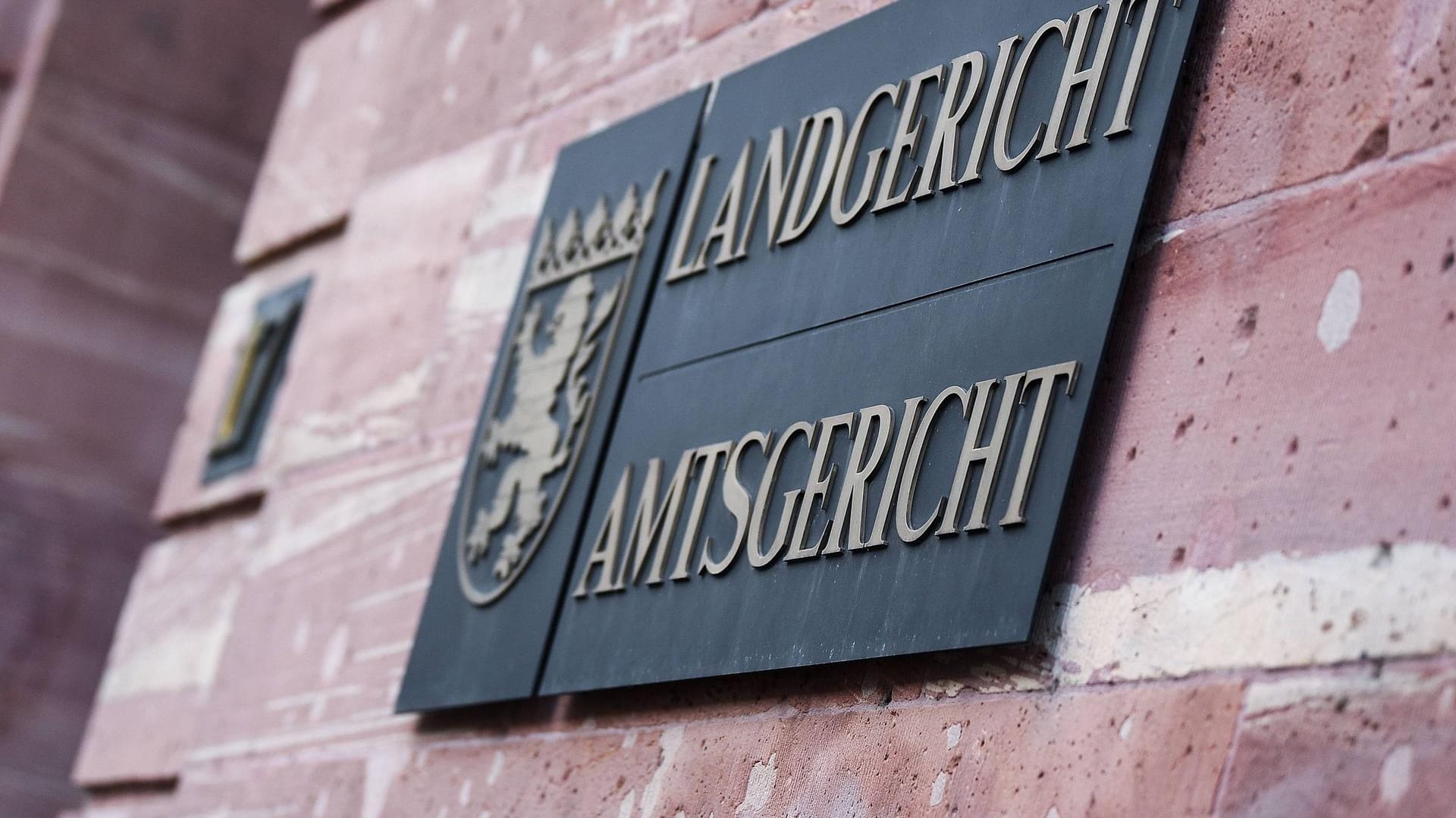 Schwarzes Landgericht-Schild mit goldener Schrift: Das Kieler Landgericht verurteilt 19-Jährigen zu achteinhalb Jahren Jugendstrafe.