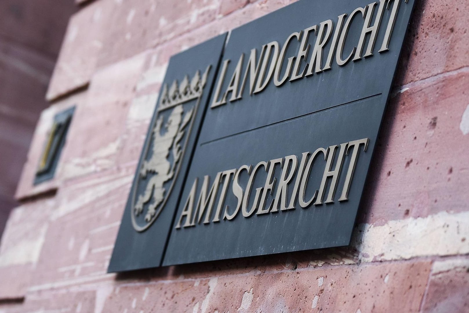 Schwarzes Landgericht-Schild mit goldener Schrift: Das Kieler Landgericht verurteilt 19-Jährigen zu achteinhalb Jahren Jugendstrafe.