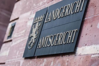 Schwarzes Landgericht-Schild mit goldener Schrift: Das Kieler Landgericht verurteilt 19-Jährigen zu achteinhalb Jahren Jugendstrafe.