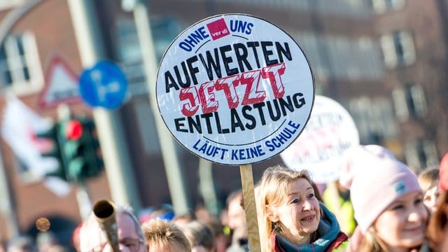 Mitarbeiter des öffentlichen Dienstes in Hamburg demonstrieren in der Hamburger Innenstadt. Mitarbeiter des öffentlichen Dienstes in Hamburg demonstrieren in der Hamburger Innenstadt.
