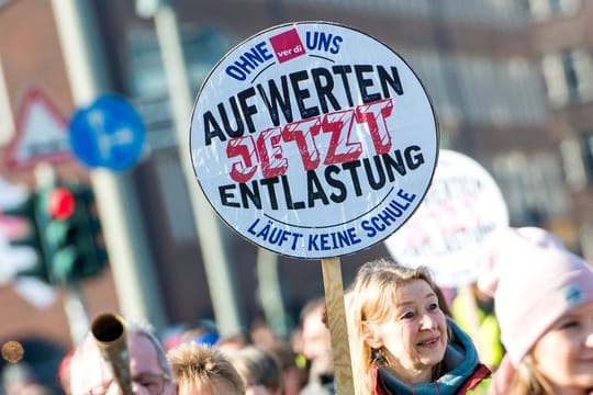 Mitarbeiter des öffentlichen Dienstes in Hamburg demonstrieren in der Hamburger Innenstadt.