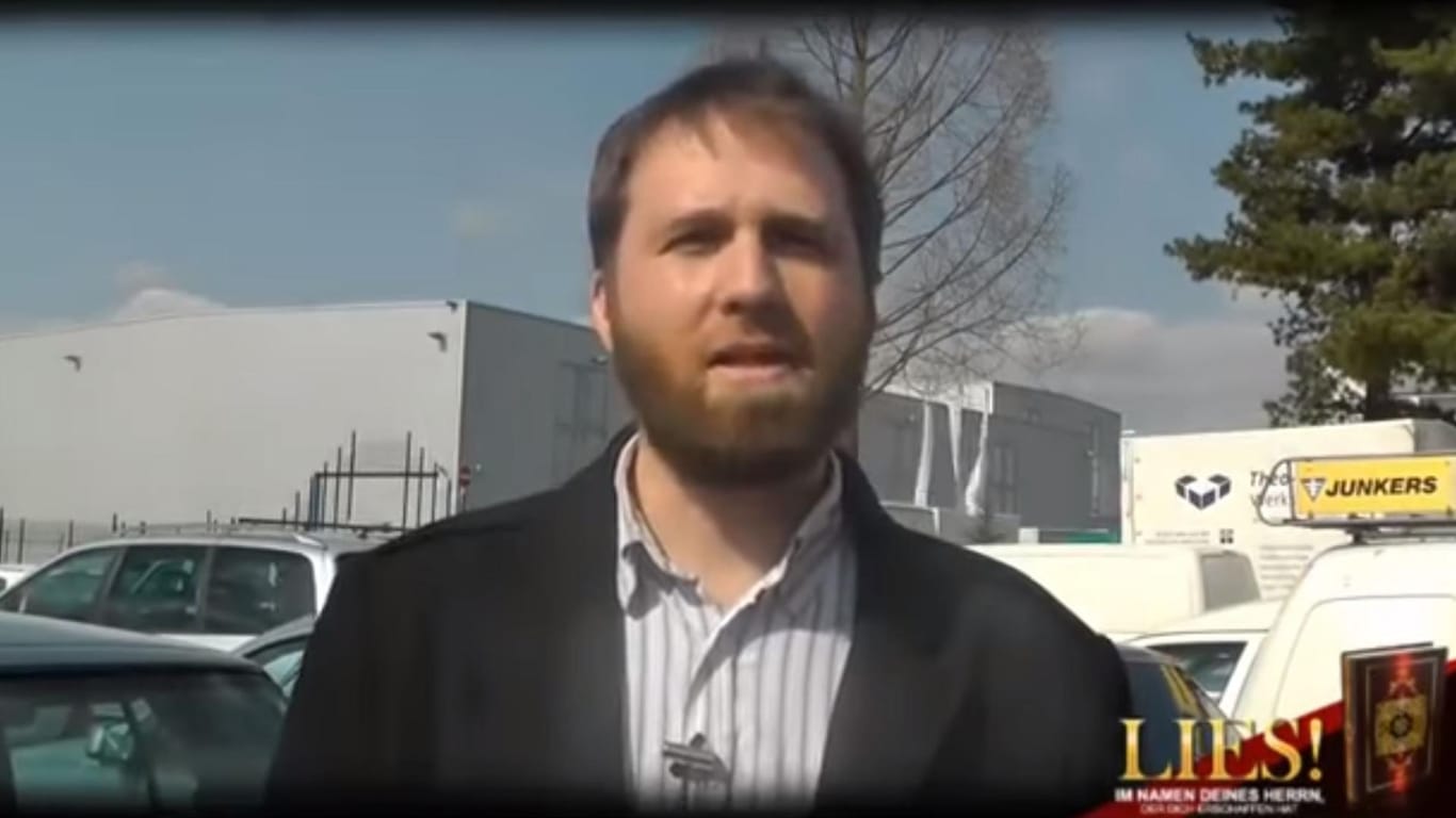 Der Salafisten-Prediger Marcel Krass im YouTube-Video von 2012: Damals bewarb er die heute als verfassungsfeindlich verbotene Bewegung.
