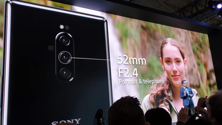 Sony-Präsident Mitsuya Kishida präsentiert die neuen Modelle auf dem MWC19: Das Xperia 1 besitzt drei Kameras mit verschiedenen Objektiven, die sich gegenseitig unterstützen sollen.
