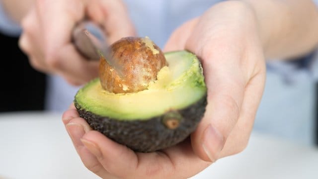 In der Mikrowelle wird die Avocado schnell butterweich.