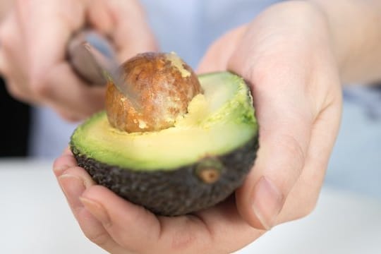 In der Mikrowelle wird die Avocado schnell butterweich.