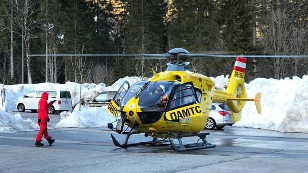 Nach Lawinenabgang: Ein Hubschrauber und Einsatzkräfte treffen im Reutter Ortsteil Ammerwald ein.