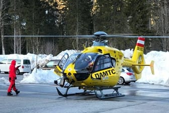 Nach Lawinenabgang: Ein Hubschrauber und Einsatzkräfte treffen im Reutter Ortsteil Ammerwald ein.
