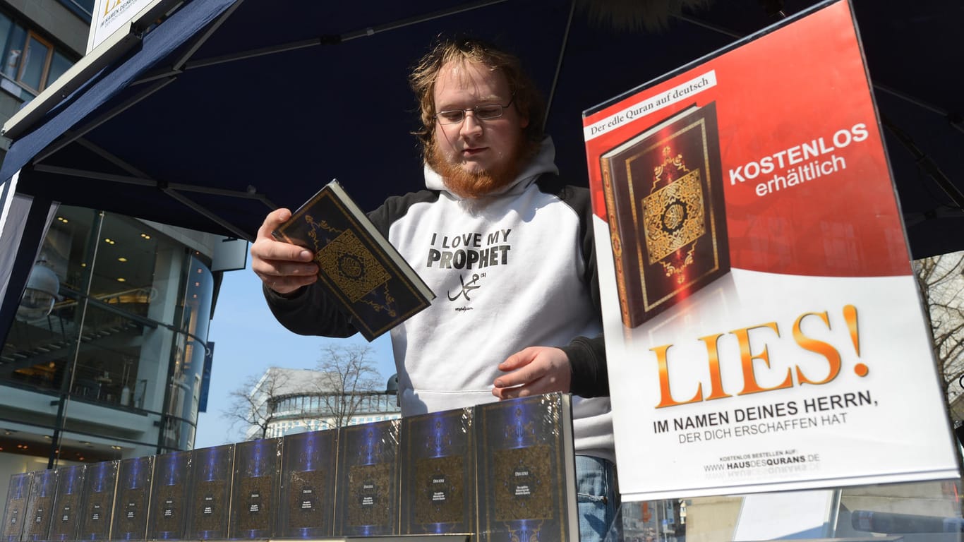 Dennis Rathkamp bei einer Verteilaktion der "Lies!"-Bewegung 2012 in Hannover: Sein neuer Verein widmet sich öffentlichkeitswirksamen Klagen.