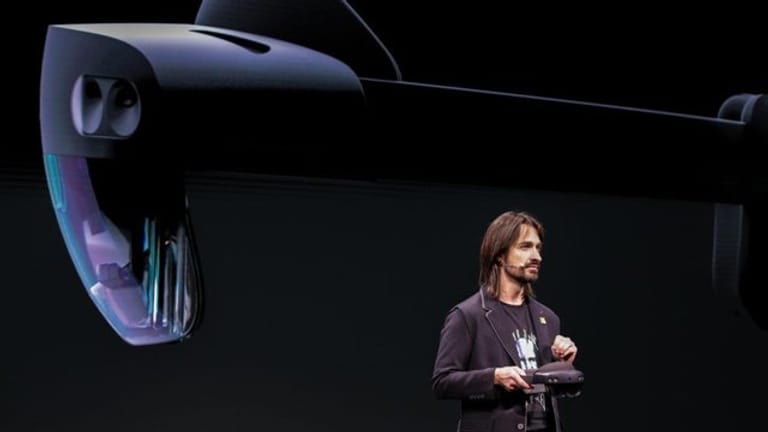 Microsoft-Manager Alex Kipman präsentiert auf dem Mobile World Congress in Barcelona die neue Datenbrille Hololens 2.