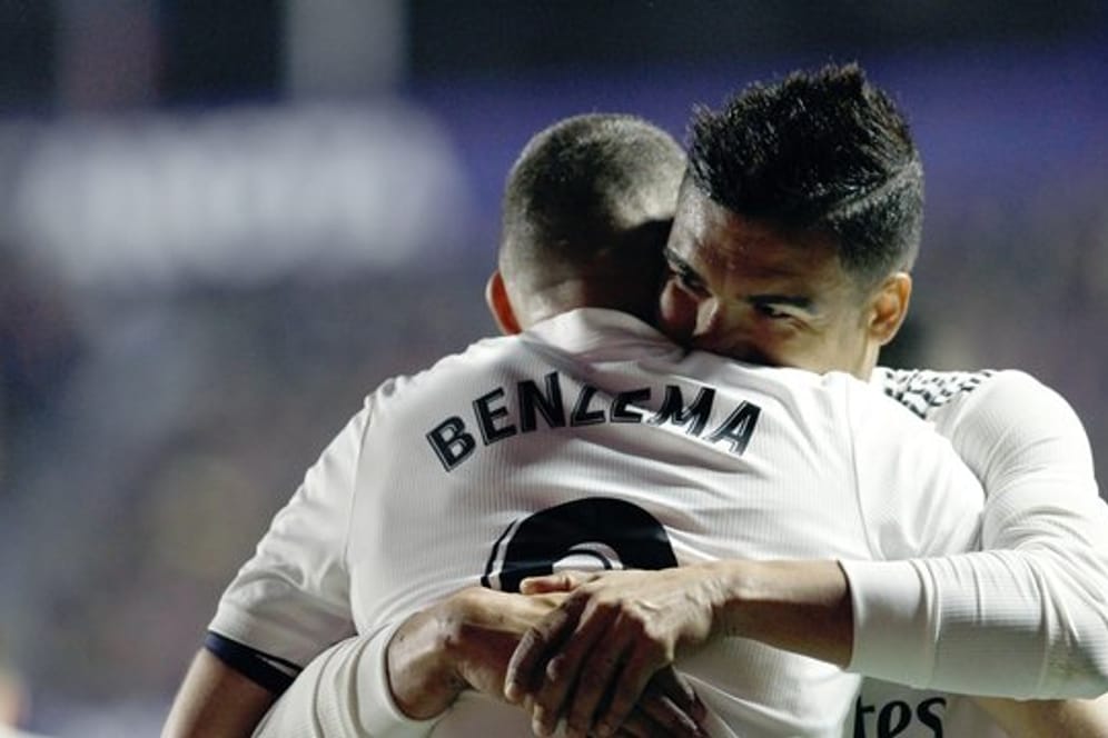 Real Madrids Karim Benzema und Casemeiro bejubelt den Sieg gegen UD Levante.