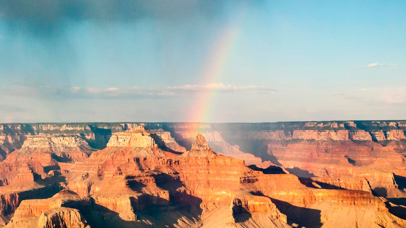 Blick in den Grand Canyon mit Regenbogen: Mehr als sechs Millionen Menschen besuchen jedes Jahr die gewaltige Schlucht, die der Colorado River geschliffen hat.