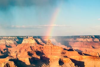 Blick in den Grand Canyon mit Regenbogen: Mehr als sechs Millionen Menschen besuchen jedes Jahr die gewaltige Schlucht, die der Colorado River geschliffen hat.