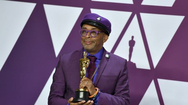 Spike Lee zeigt seinen Oscar für das beste adaptierte Drehbuch für "BlacKkKlansman". Spike Lee zeigt seinen Oscar für das beste adaptierte Drehbuch für "BlacKkKlansman".