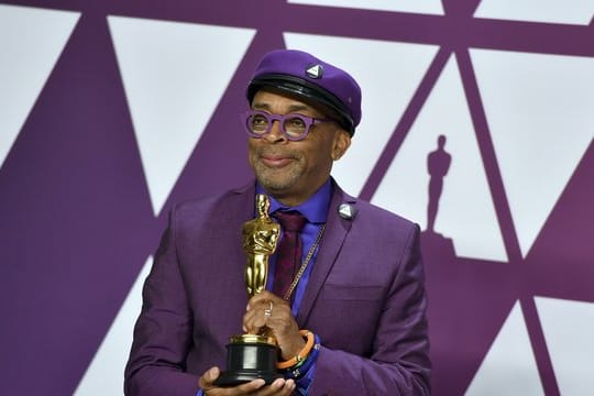 Spike Lee zeigt seinen Oscar für das beste adaptierte Drehbuch für "BlacKkKlansman".