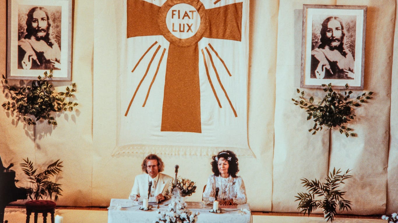 26.04.1992 in Rheinfelden, Schweiz: Erika Bertschinger-Eicke und ihr Ehemann Eberhard verteidigen ihre Organisation "Fiat Lux". Durch eine Reportage des WDR war die Gemeinschaft ins Visier der Justiz geraten.