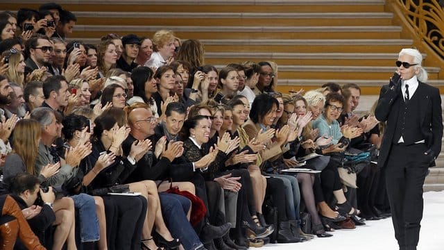 Karl Lagerfelds letzte Kollektion für das französische Luxuslabel Chanel werden am 5. Karl Lagerfelds letzte Kollektion für das französische Luxuslabel Chanel werden am 5.