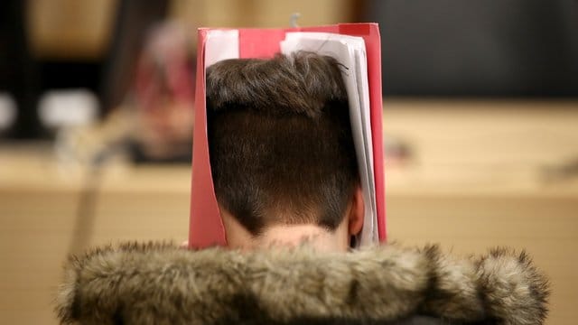 Einer der wegen versuchten Mordes angeklagten Jugendlichen im Landgericht Nürnberg-Fürth. Einer der wegen versuchten Mordes angeklagten Jugendlichen im Landgericht Nürnberg-Fürth.