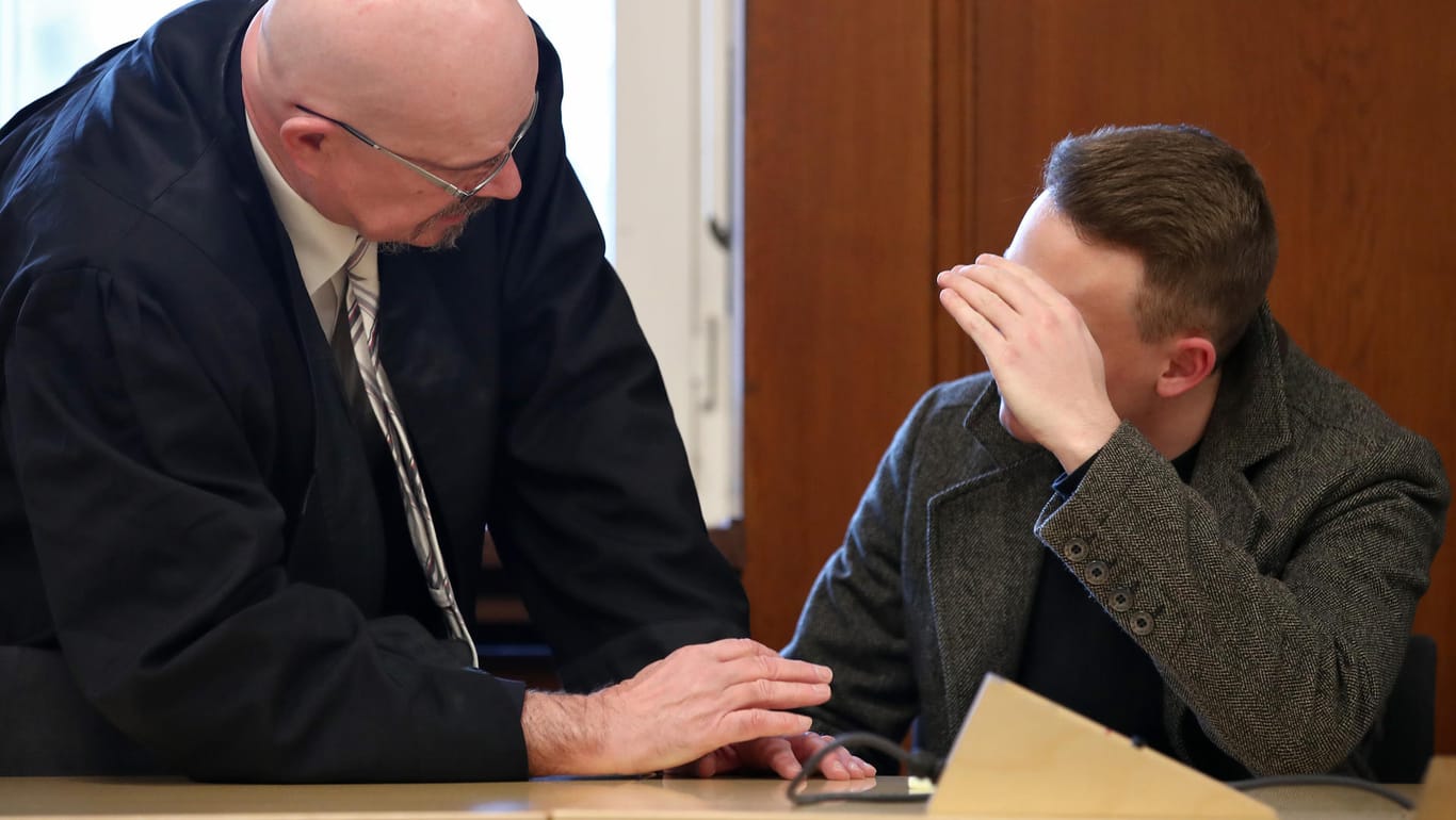 Februar 2019: Einer der nun verurteilten Jugendlichen sitzt zu Prozessbeginn neben seinem Anwalt.