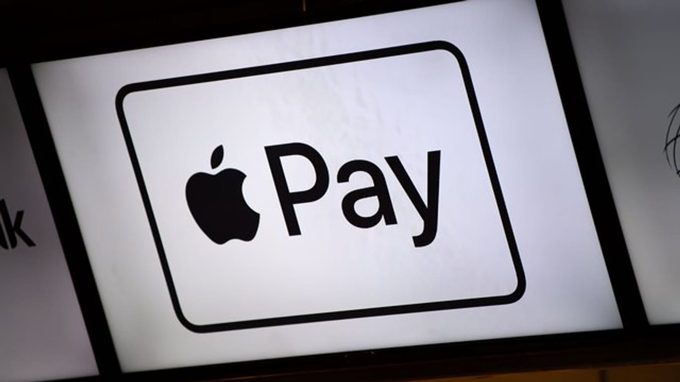 Hinweisschilder auf Apple Pay an einem Kiosk in der Münchener Allianz Arena.