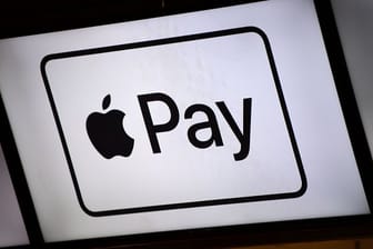 Hinweisschilder auf Apple Pay an einem Kiosk in der Münchener Allianz Arena.