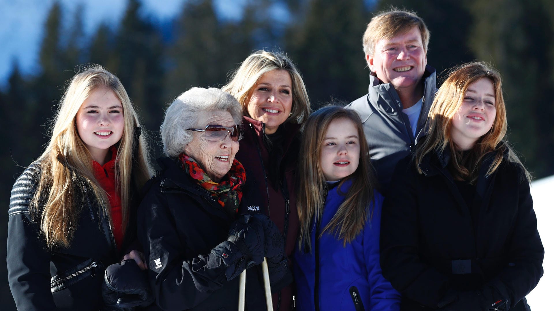 Die niederländische Königsfamilie (von links nach rechts): Prinzessin Catharina-Amalia (15), Prinzessin Beatrix (81), Königin Máxima (47), Prinzessin Ariane (11), Willem-Alexander (51) Prinzessin Alexia (13).