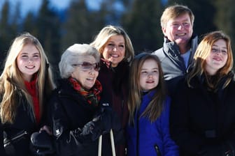 Die niederländische Königsfamilie (von links nach rechts): Prinzessin Catharina-Amalia (15), Prinzessin Beatrix (81), Königin Máxima (47), Prinzessin Ariane (11), Willem-Alexander (51) Prinzessin Alexia (13).