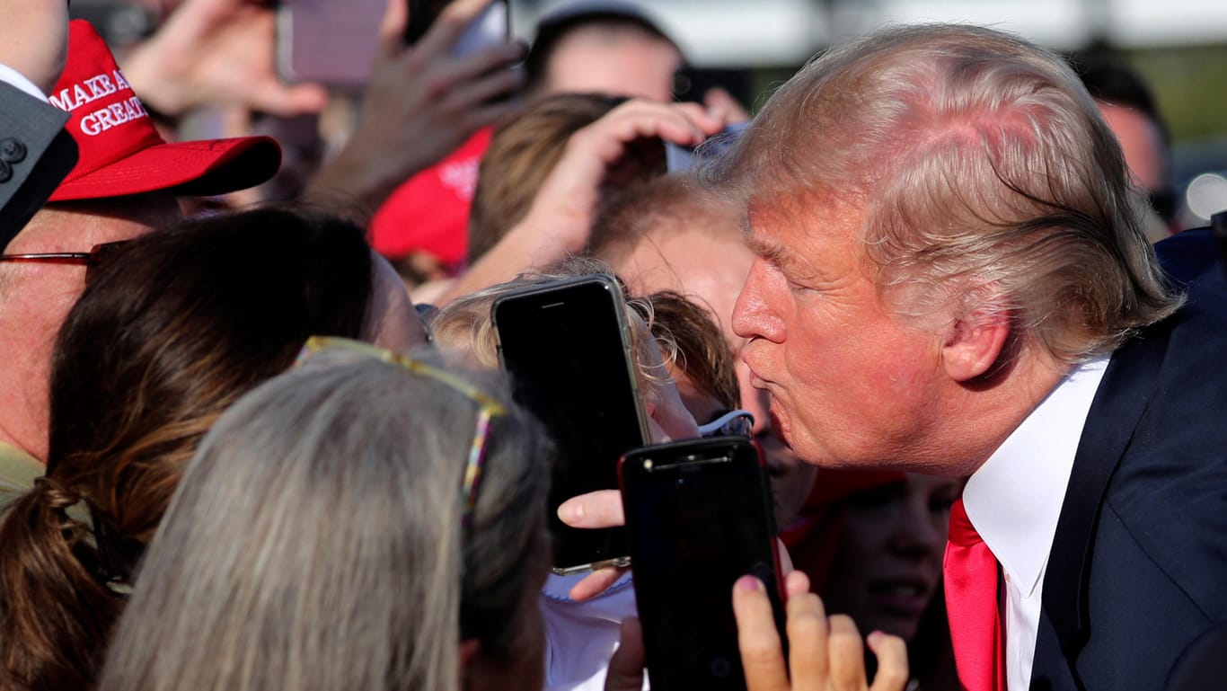 First Kiss: US-Präsident Trump beugt sich bei einer Veranstaltung in Tennessee mit Kussmund zu Anhängern hinüber.