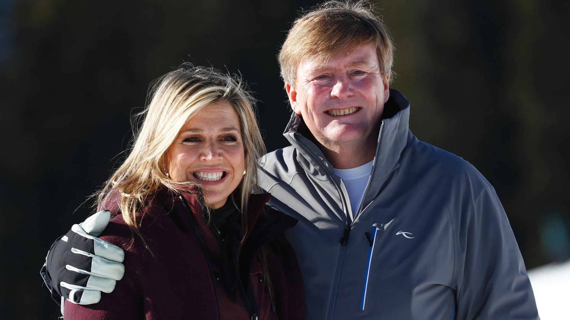 Mit einem Lächeln im Gesicht: König Willem-Alexander und seine Frau Königin Maxima im österreichischen Skigebiet Lech.