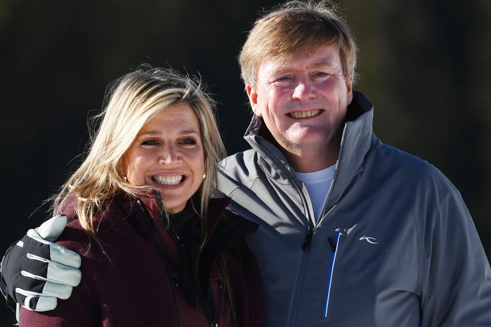 Mit einem Lächeln im Gesicht: König Willem-Alexander und seine Frau Königin Maxima im österreichischen Skigebiet Lech.
