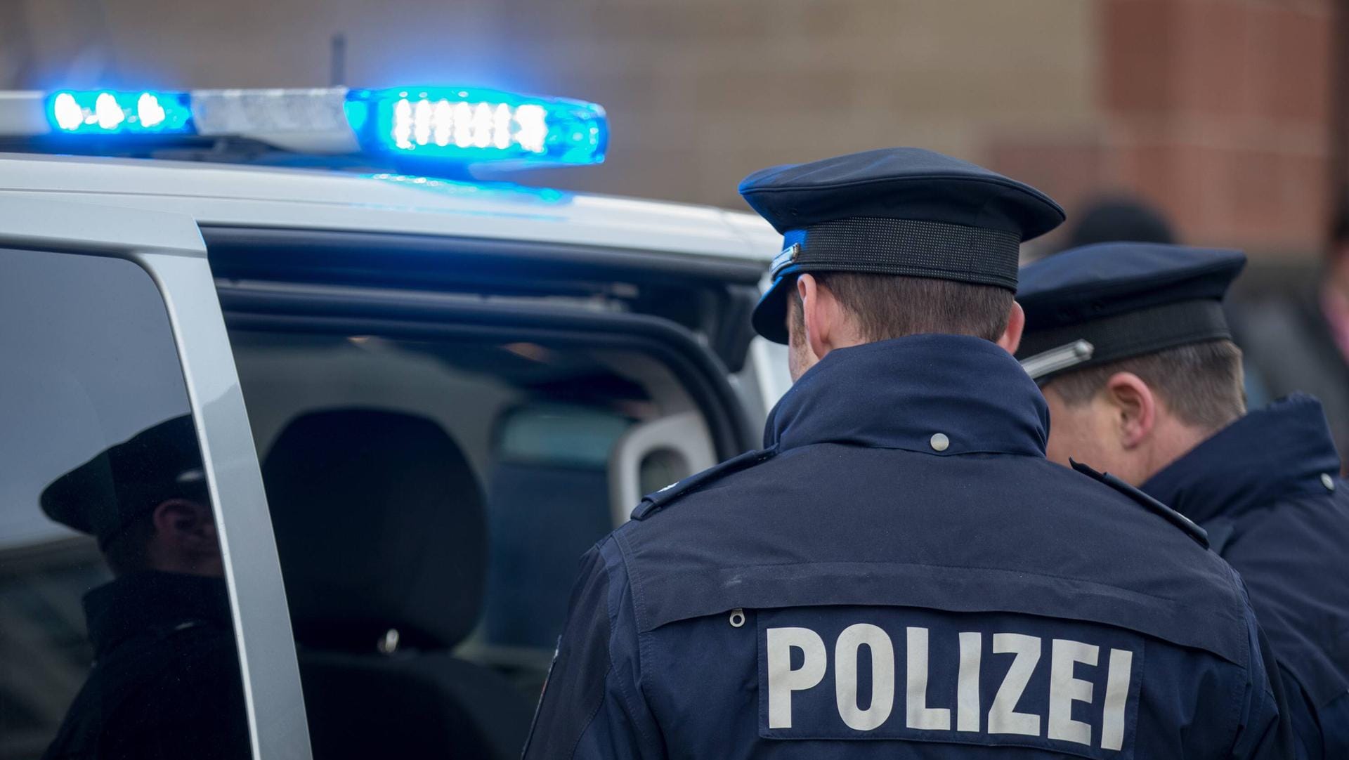 Steckengeblieben: Ein als Bär verkleideter betrunkener Faschingsbesucher hat in Heilbronn versucht, mit seinem Auto über eine Fußgängerbrücke zu fahren. (Symbolbild)