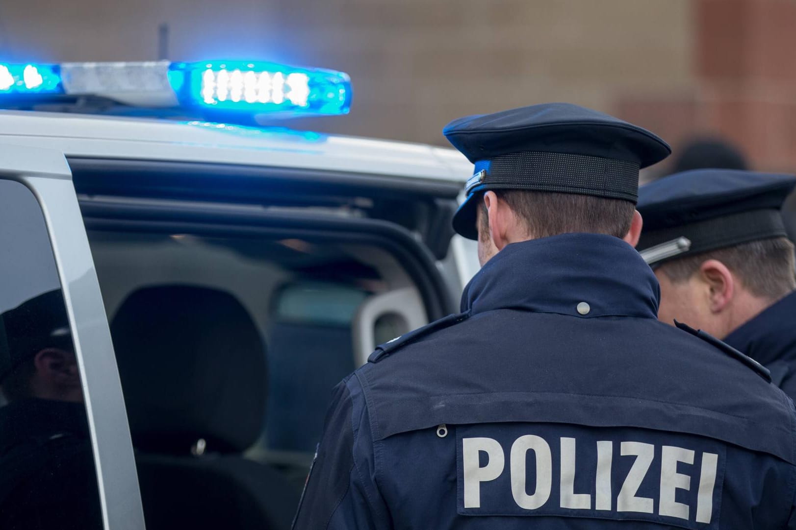 Steckengeblieben: Ein als Bär verkleideter betrunkener Faschingsbesucher hat in Heilbronn versucht, mit seinem Auto über eine Fußgängerbrücke zu fahren. (Symbolbild)