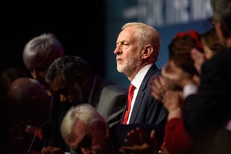 Von den Parteikollegen gedrängt: Labour-Chef Jeremy Corbyn beim Parteitag im September in Liverpool.