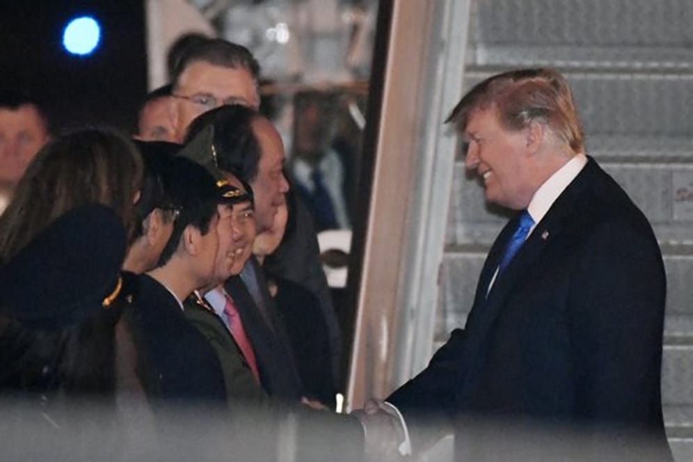 US-Präsident Donald Trump wird am Flughafen von Hanoi begrüßt.