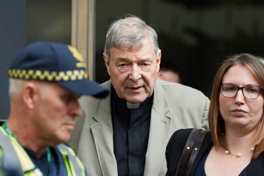 Kardinal George Pell verlässt das Gericht in Melbourne.