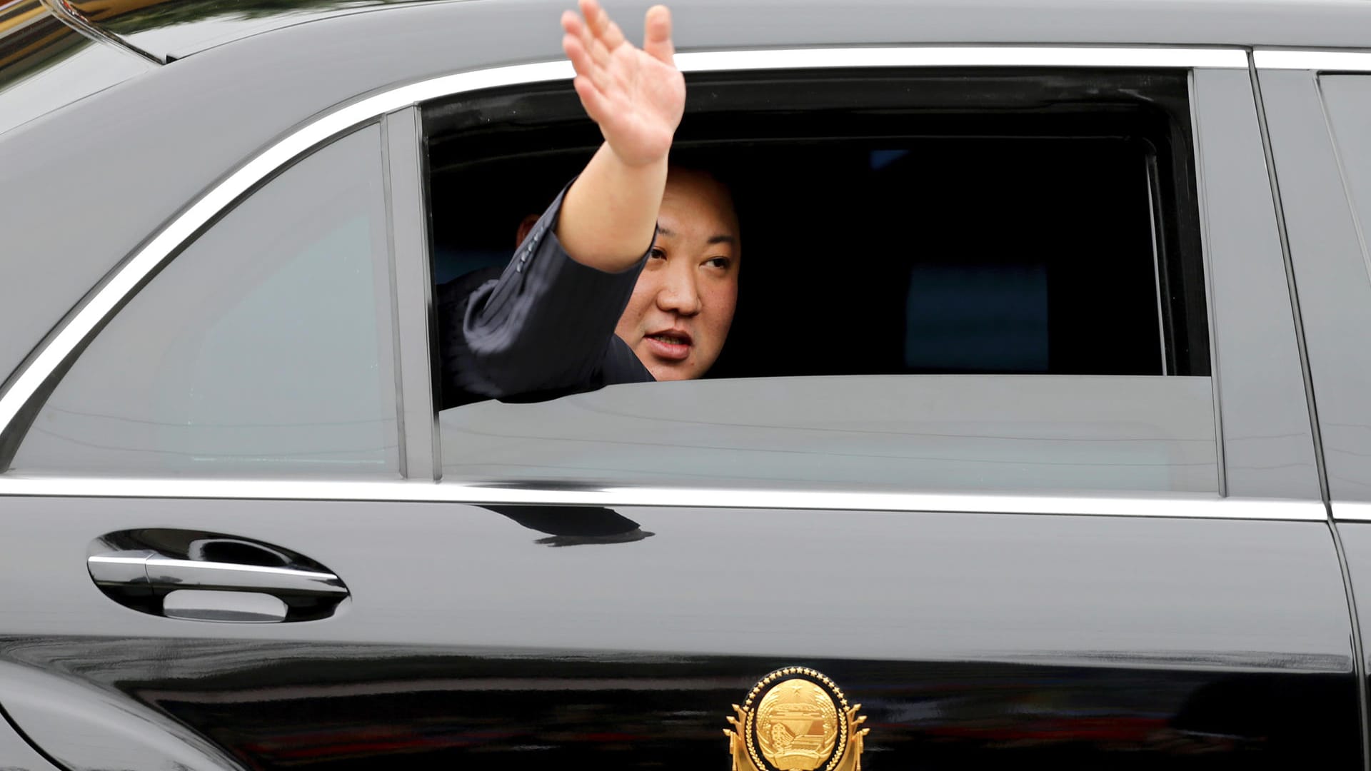 Kim Jong Un, Machthaber von Nordkorea, winkt aus einem Auto, nachdem er in der vietnamesischen Grenzstadt mit dem Zug angekommen war: Die Gespräche mit US-Präsident Trump beginnen am Mittwoch.