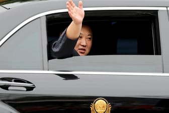 Kim Jong Un, Machthaber von Nordkorea, winkt aus einem Auto, nachdem er in der vietnamesischen Grenzstadt mit dem Zug angekommen war: Die Gespräche mit US-Präsident Trump beginnen am Mittwoch.