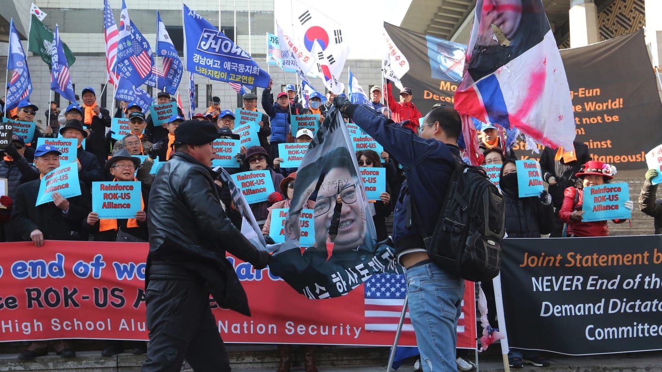 Demonstranten vor der südkoreanischen Botschaft: Trotz aller Fortschritte zwischen den Ländern wollen die Protestanten endlich ein formales Ende des Korea-Kriegs.
