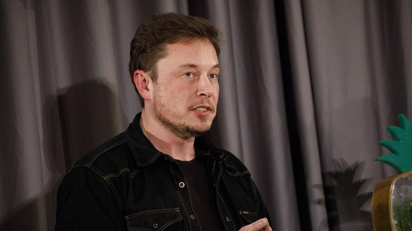Elon Musk: Ein Vergleich mit der US-amerikanischen Börsenaufsicht verbietet es dem Tesla-Gründer, marktbewegende Nachrichten eigenmächtig über seine Social-Media-Kanäle zu verbreiten.