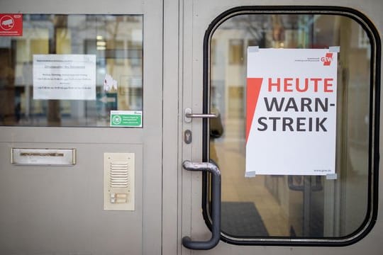 "Heute Warnstreik": Wenn Kitas und Schulen geschlossen bleiben, müssen Eltern die Kinderbetreuung organisieren.