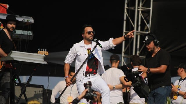 Luis Fonsi beim Benefizkonzert "Venezuela Aid Live" auf der kolumbianischen Seite der Grenzbrücke Tienditas. Luis Fonsi beim Benefizkonzert "Venezuela Aid Live" auf der kolumbianischen Seite der Grenzbrücke Tienditas.