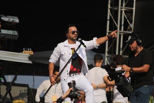 Luis Fonsi beim Benefizkonzert "Venezuela Aid Live" auf der kolumbianischen Seite der Grenzbrücke Tienditas.