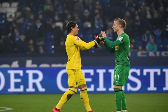 Oscar Wendt (r) ist vertraglich nun noch länger an Mönchengladbach gebunden.