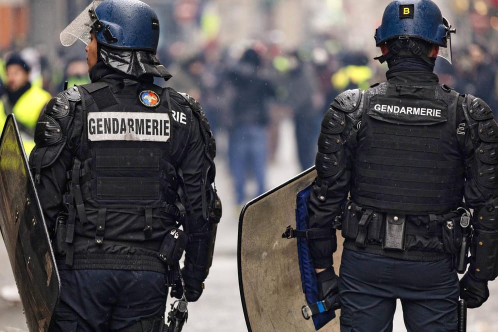 Polizisten bei einer Demonstration der "Gelbwesten" in Paris: Für den Einsatz von Gummigeschossen stehen die Einsatzkräfte in der Kritik.